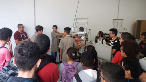 Estudantes observam o funcionamento do torno mecânico. Foto: Polliana C.